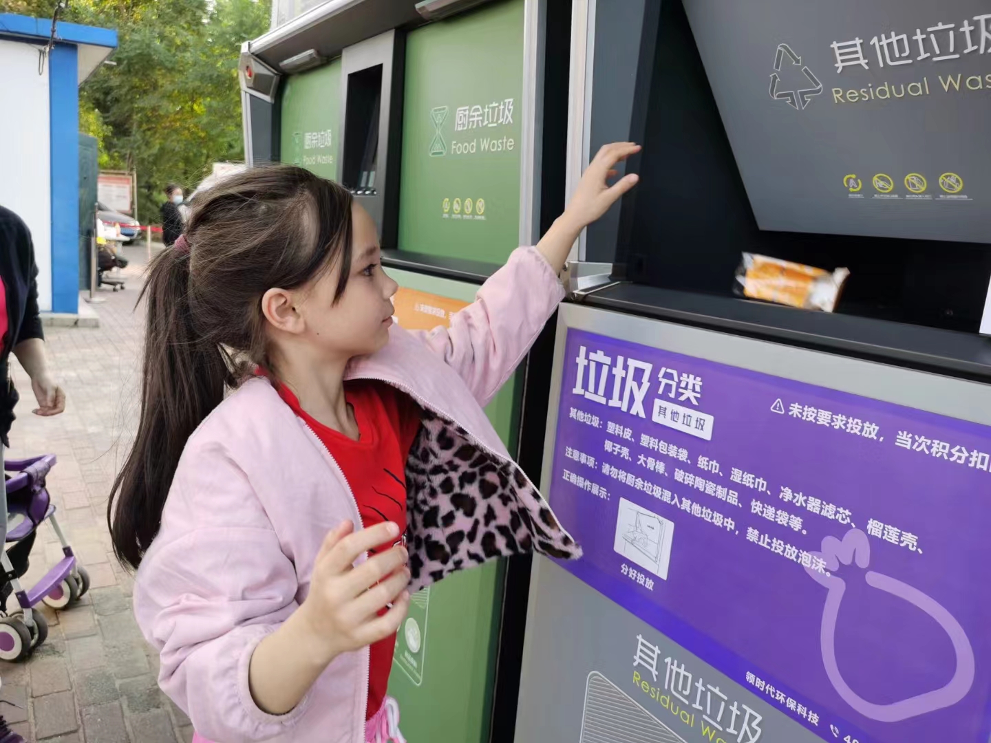 高科技與高顏值并存的智能垃圾分類箱，你身邊有了嗎？